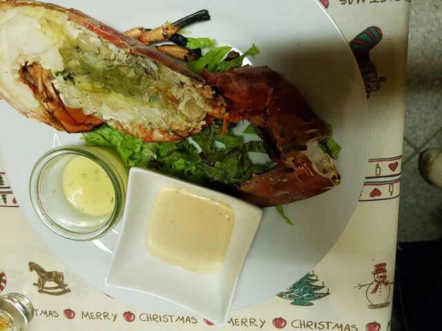 4 Gang: Gegrillter Hummer mit Baguette und hausgemachter Ajoli