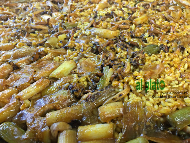 Paella de chipirones con ajos tiernos 