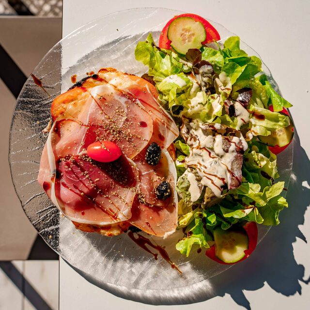 Brushetta Parme accompagnée d’une salade verte