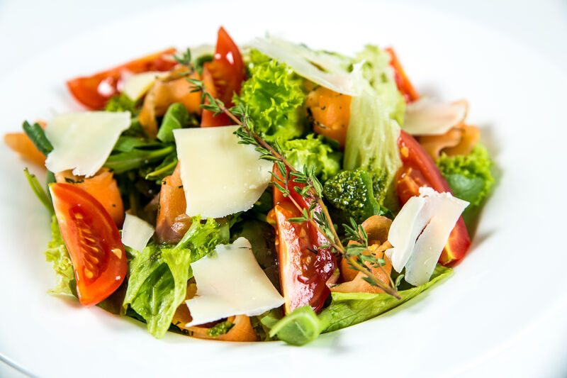 Мікс салату з соусом Песто та черрі з лососем.