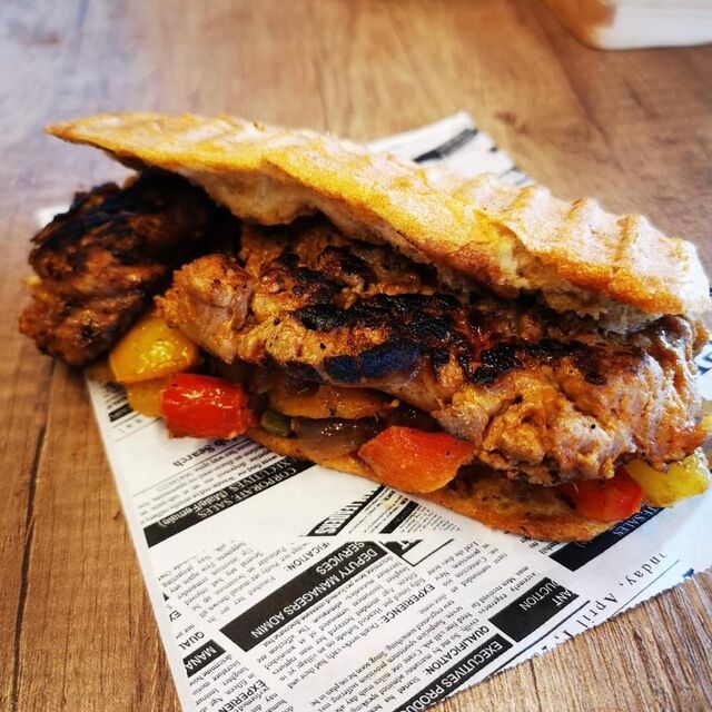 Panino con salsiccia alla griglia e verdure 