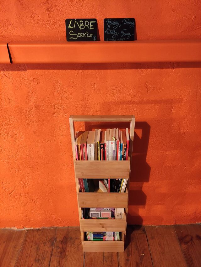 A l'étage, petit coin de livres en libre-service et quelques jeux pour vous divertir. Il y a même du coloriage pour les enfants.