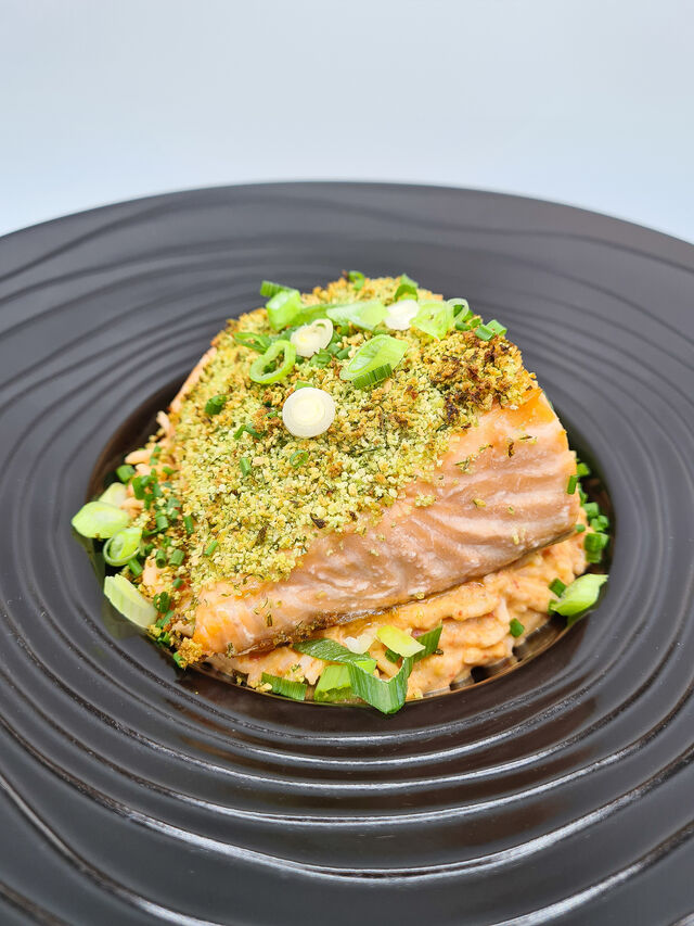 Pavé de saumon en croûte d’herbes et son riz à la crème de légumes 