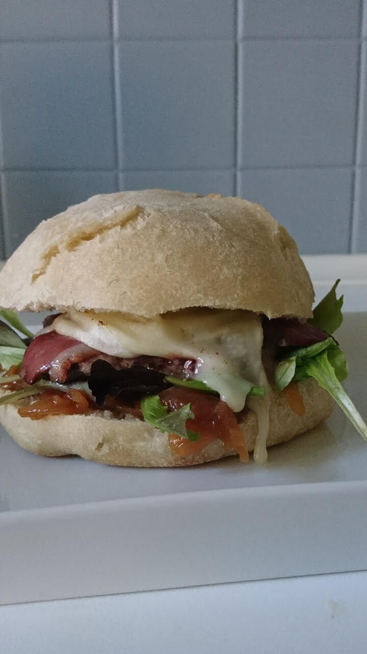 burger à la Française, le bun's est sur une base de la recette de la baquette traditionnel.
uniquement produits frais