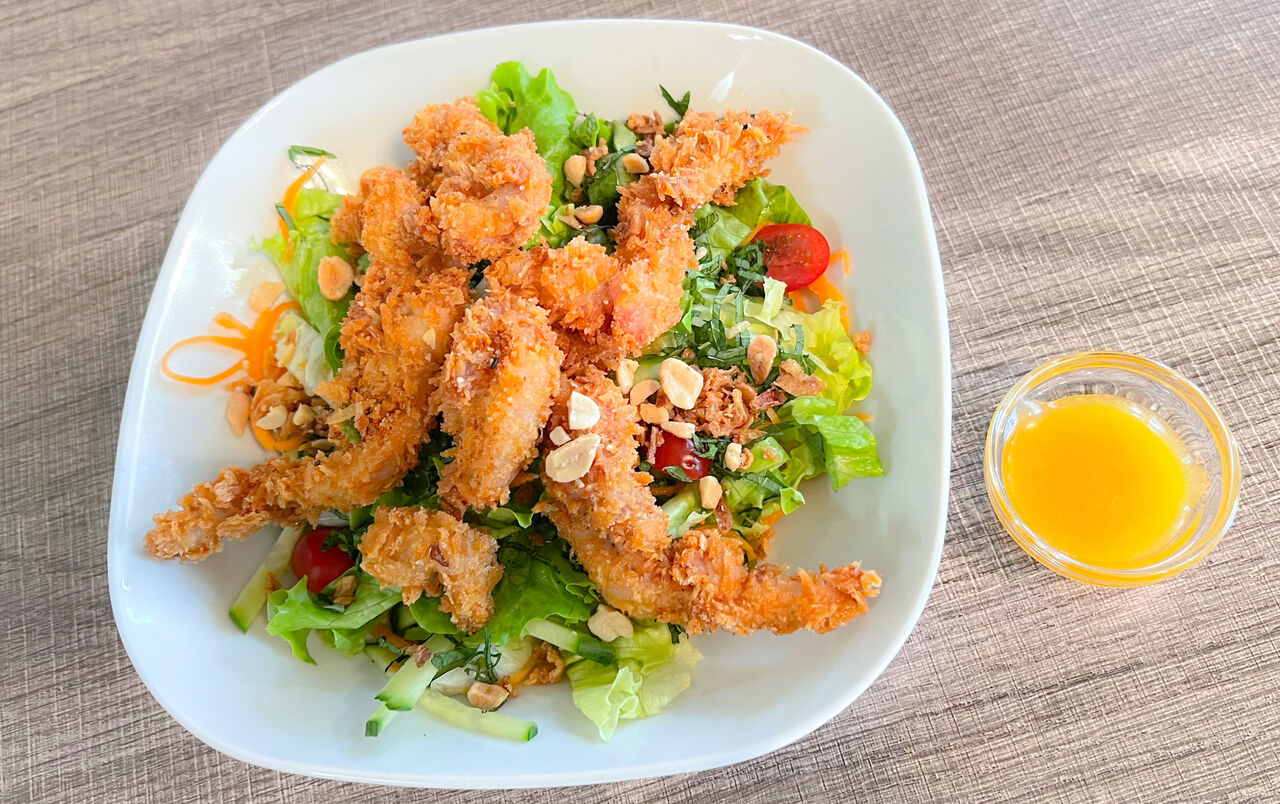 Salade maison au poulet crousti épicé 
