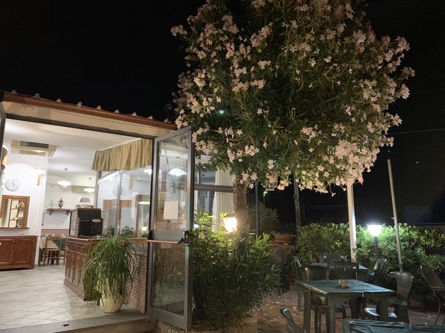 L'ingresso con veduta della terrazza