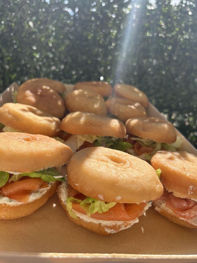 Donuts saumon, ricotta menthe, salade