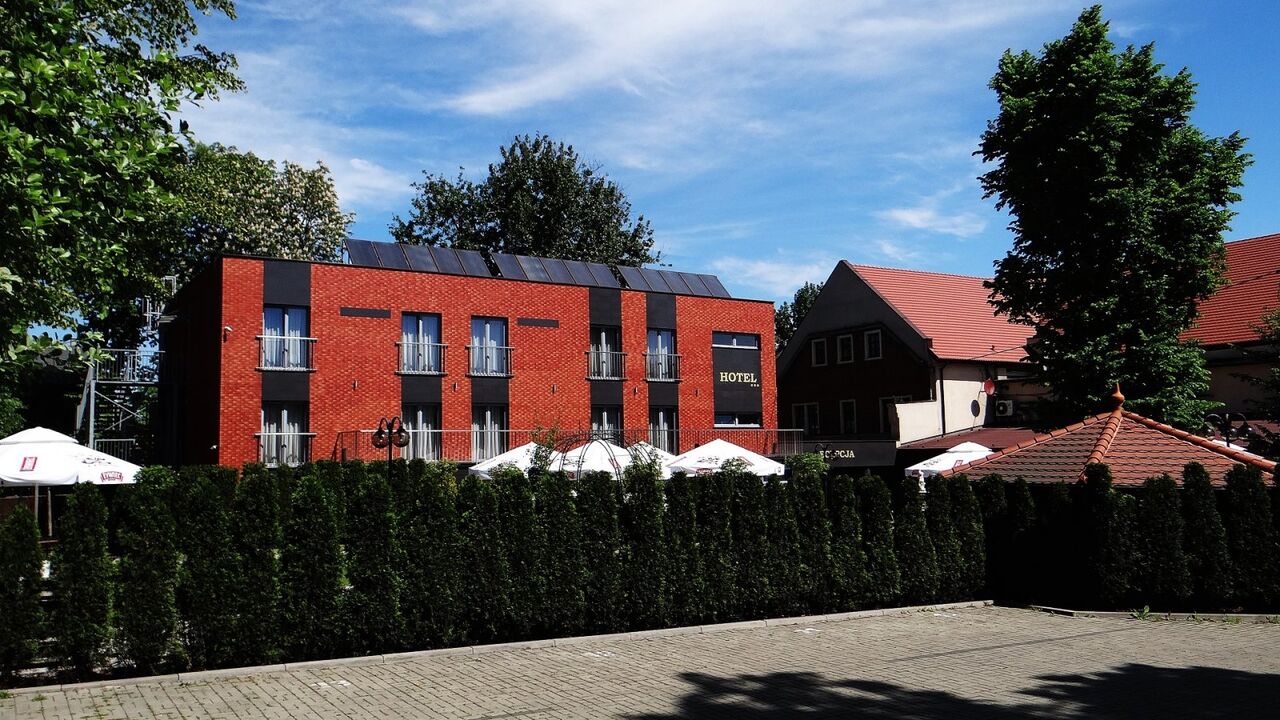 Nasz Hotel - widok z parkingu wewnętrznego.