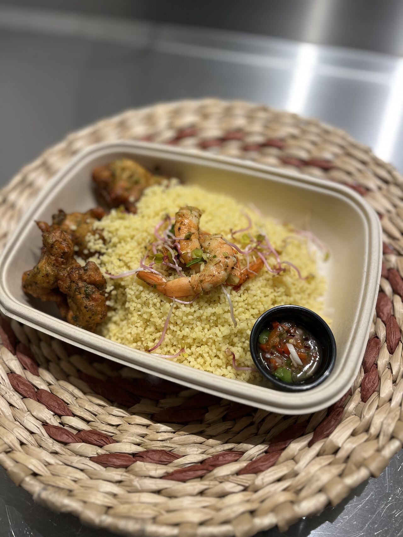 Accras de crevettes, semoule a la citronnelle 