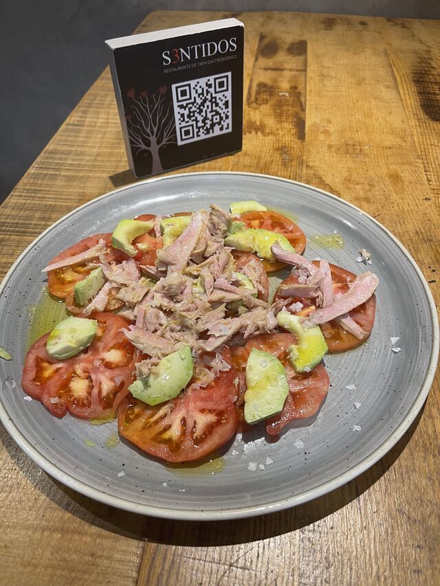 Amanides de tomàquet Barbastre amb ventresca de tonyina i alvocat 