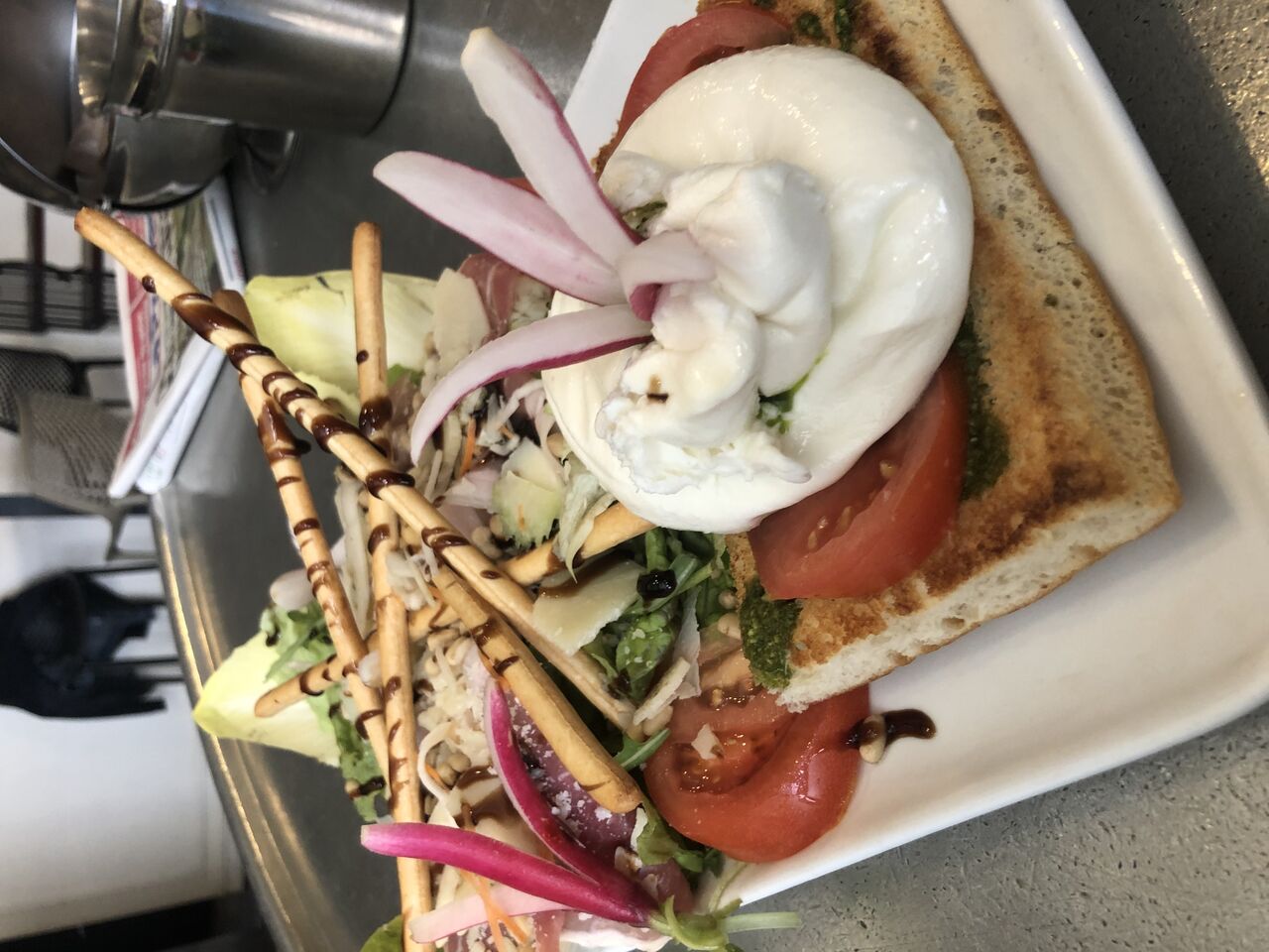 La burrata Max, 250g de mozzarella sur une tranche de foccacia grillée servie avec jambon cru et pistou
Un delice