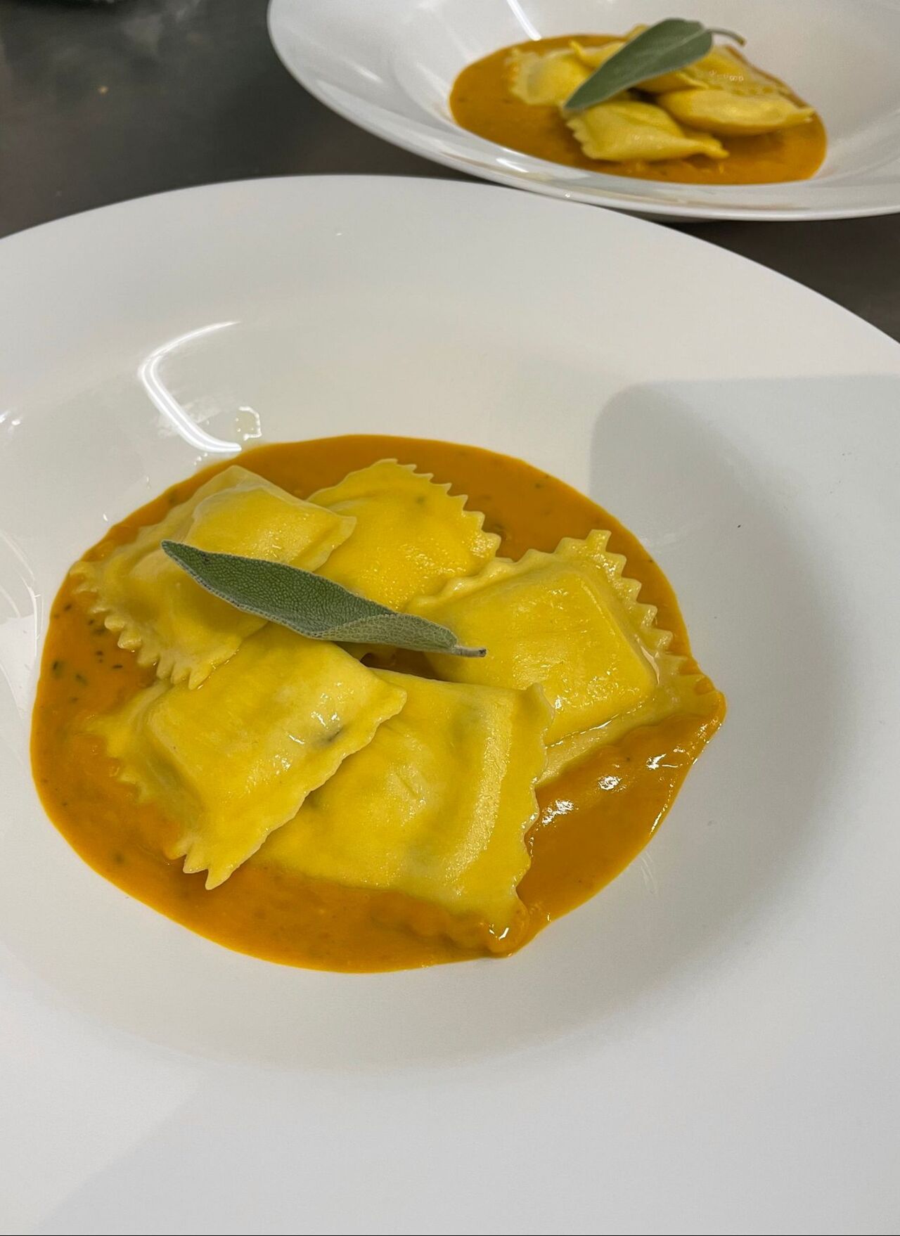 Ravioli al tartufo su crema di zucca