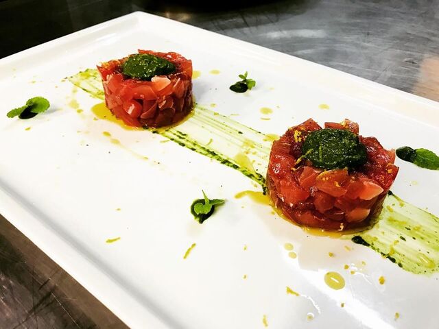 Tartare di manzo battuta al coltello con maionese di basilico 