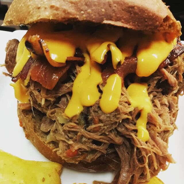 Lando 2.0 : sfilacciato di castrato cotto a bassissima temperatura con cipolla caramellata , cheddar e bacon croccantissimo!