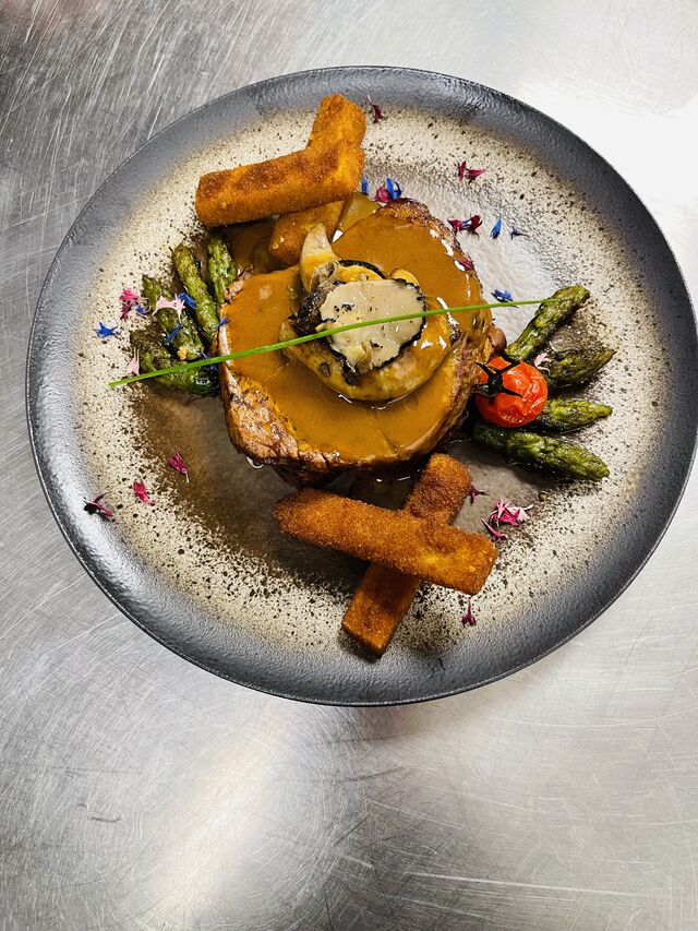 Le filet de boeuf façon Rossini accompagné de polenta pannées, asperges vertes et Truffes
Un regal, la truffe fait son effet !