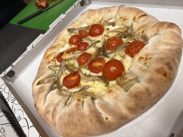 Bordo ripieno di ricotta
Bianca con funghi di carne e cherry 