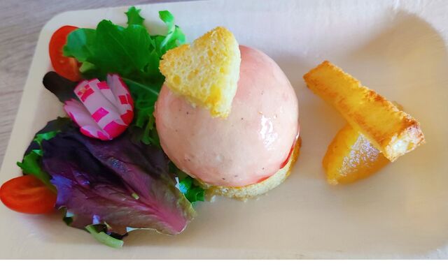 Mousse de foie gras et coeur de pommes confites, brioche maison toastée