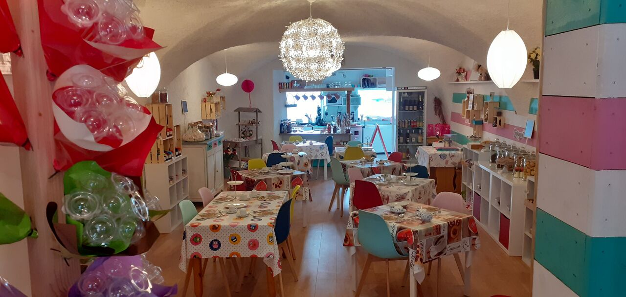 SALLE CONVIVIALE ET COLOREE COMME DANS NOTRE ENFANCE