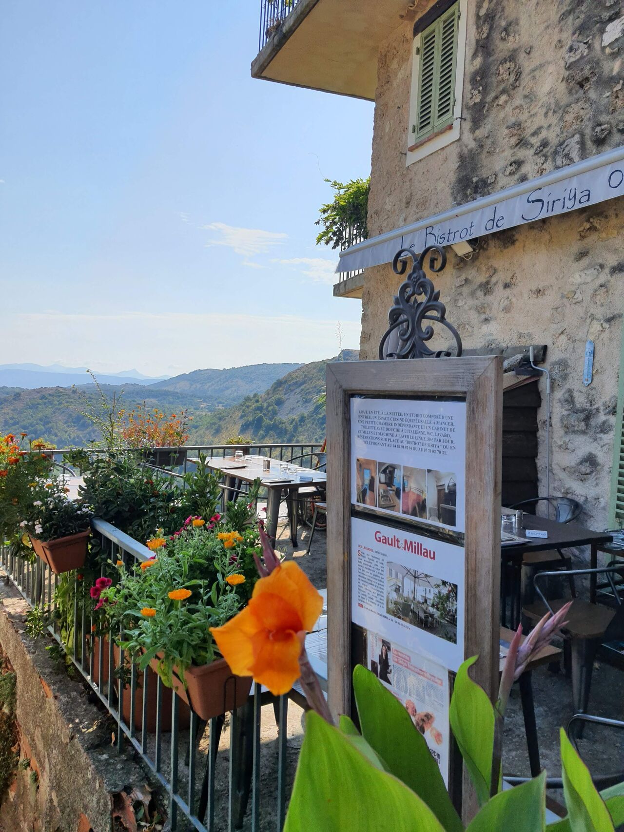 La terrasse fleurie à la belle saison