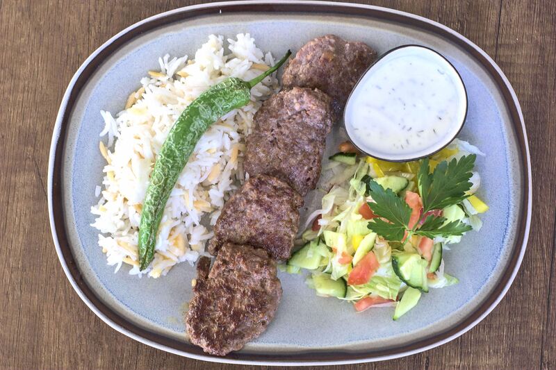 Köfte, Faschierte Laibchen (Lamm/Rind) mit Reis und Salat