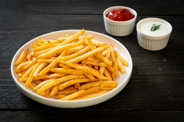 Pommes mit Ketchup & Sauerrahm 6.90