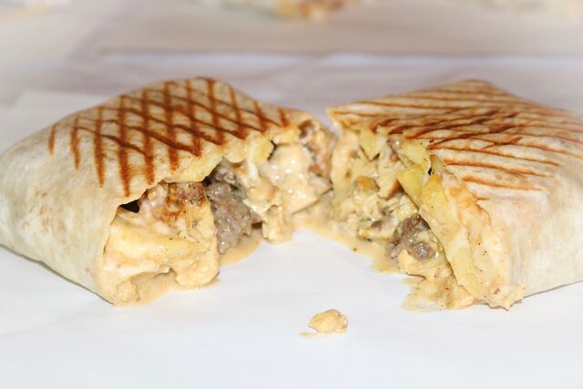 Tacos L (1 viande) seul: 5,5€ Menu frite+boisson 33cl :6,5€
kebab poulet steak kefta cordon bleu tender nuggets