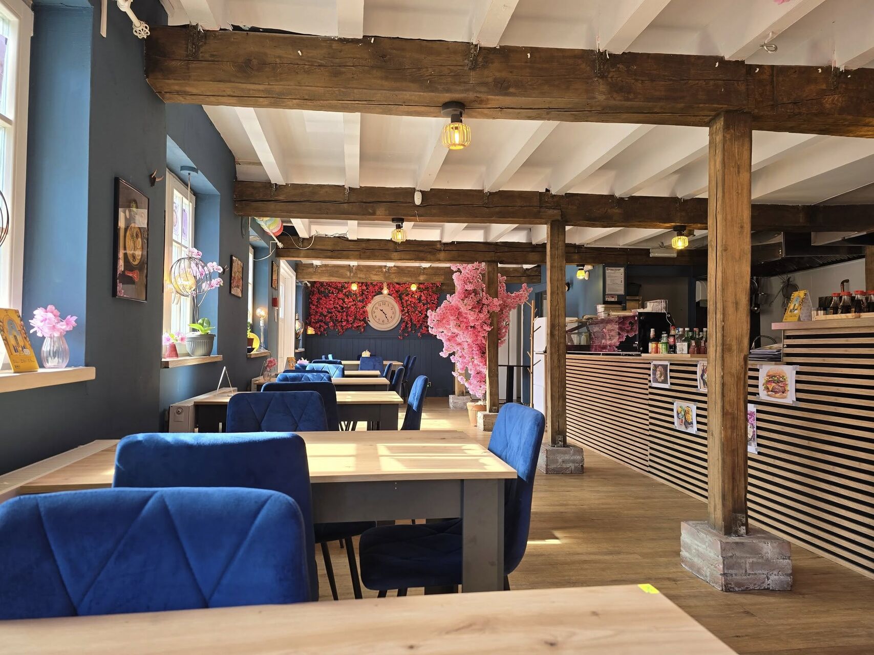 Od śniadania po kolację - zarezerwuj stolik już dziś!