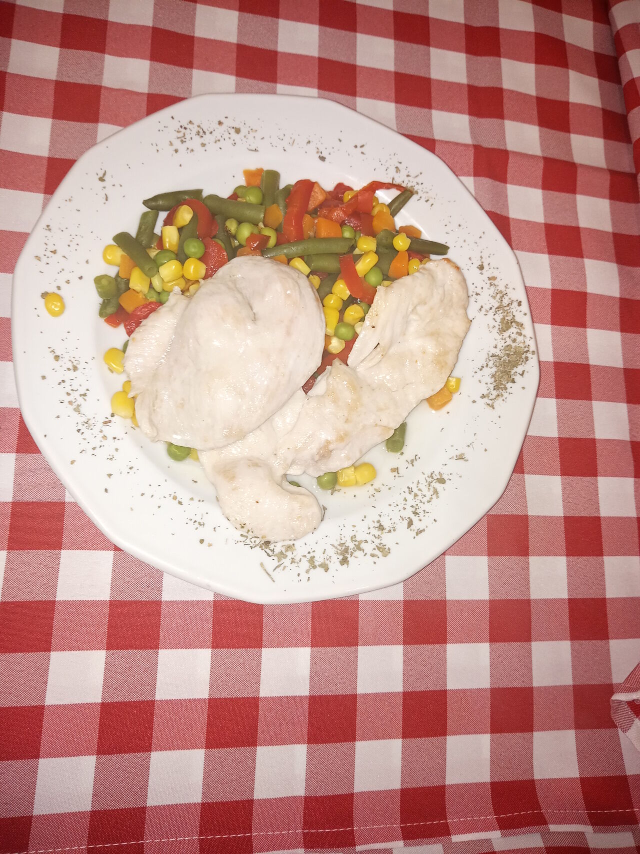 Natúr csirkemell zöld körettel