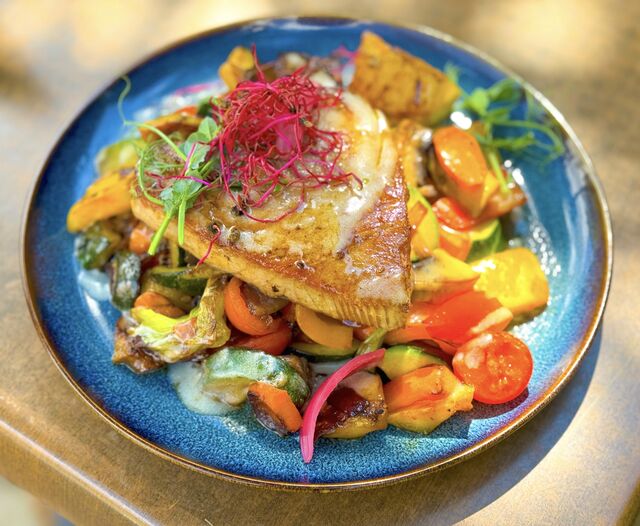 Vörös tonhal steak grill zöldségekkel és citromos vajmártással