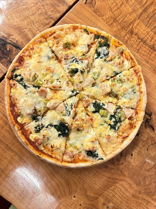 Pizza frisch zubereitet