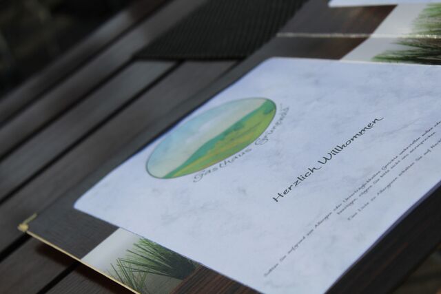 Täglich wechselnder Mittagstisch sowie saisonal wechselnde Speisekarte.