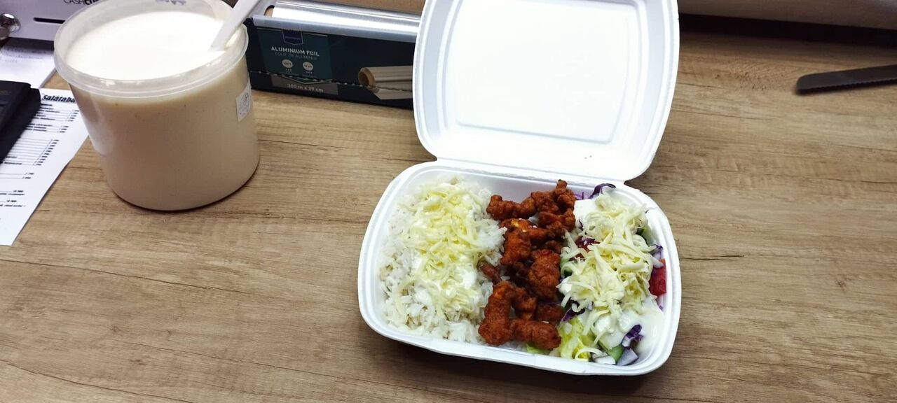 Pokoli csirkefalatok jázminrizzsel, friss salátával, választható mártással