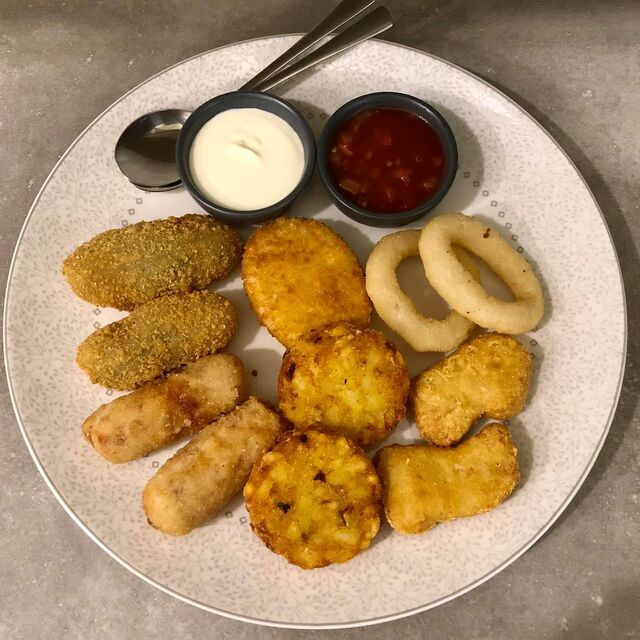 Assiette de tapas accompagnée de sa crème aigre et de sa sauce salsa maison