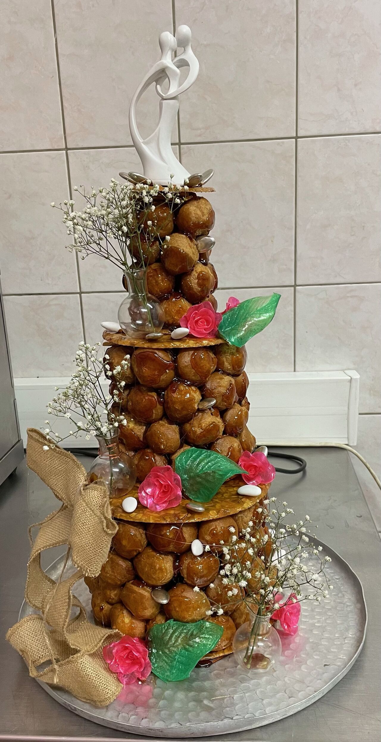 Pièce montée décoré selon votre thème pour votre mariage ou un baptême