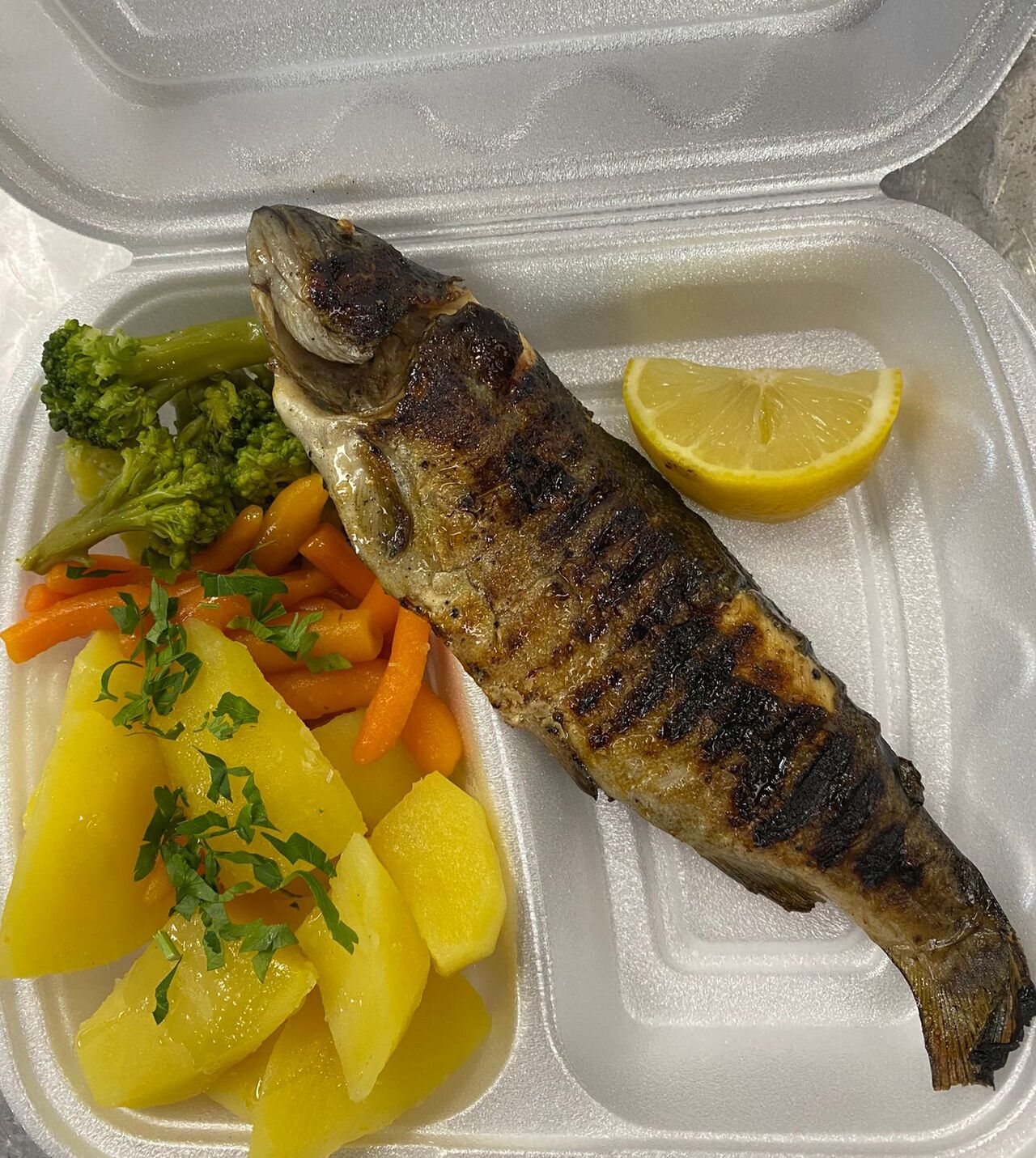 Păstrăv la grătar cu garnitură de legume la abur