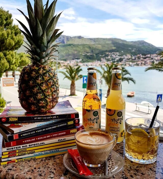 New new! Refreshing the new juice! Natural AF 0.33l comes in two flavors - pineapple and lemon. What is your choice?