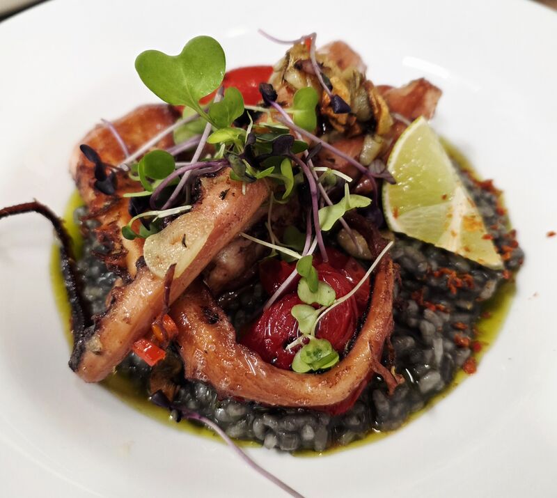 Grilovaná chobotnice na černém risottu