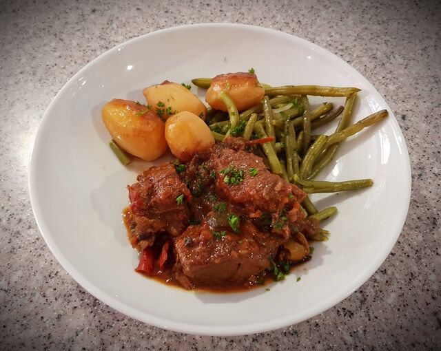 Boeuf bourguignon maison, pommes vapeur et haricots vert frais