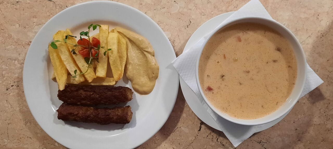 Ciorbă Haiducească și cartofi pai cu mici