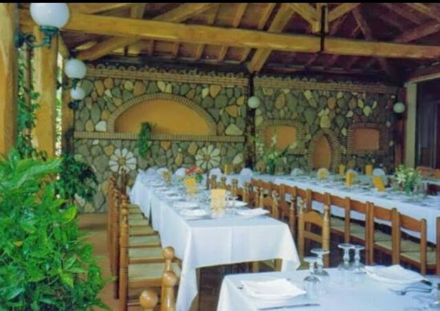 Accogliente porticato per passare all'aperto e al fresco anche le giornate più calde.