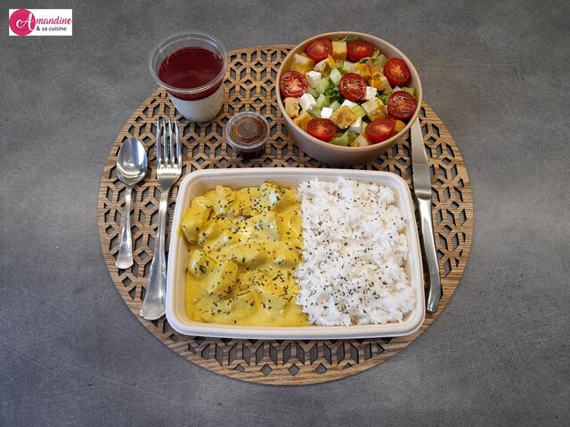 Panier repas : petite salade + poulet coco-curry-cacahuètes + panna cotta à la vanille Bourbon et coulis de framboises