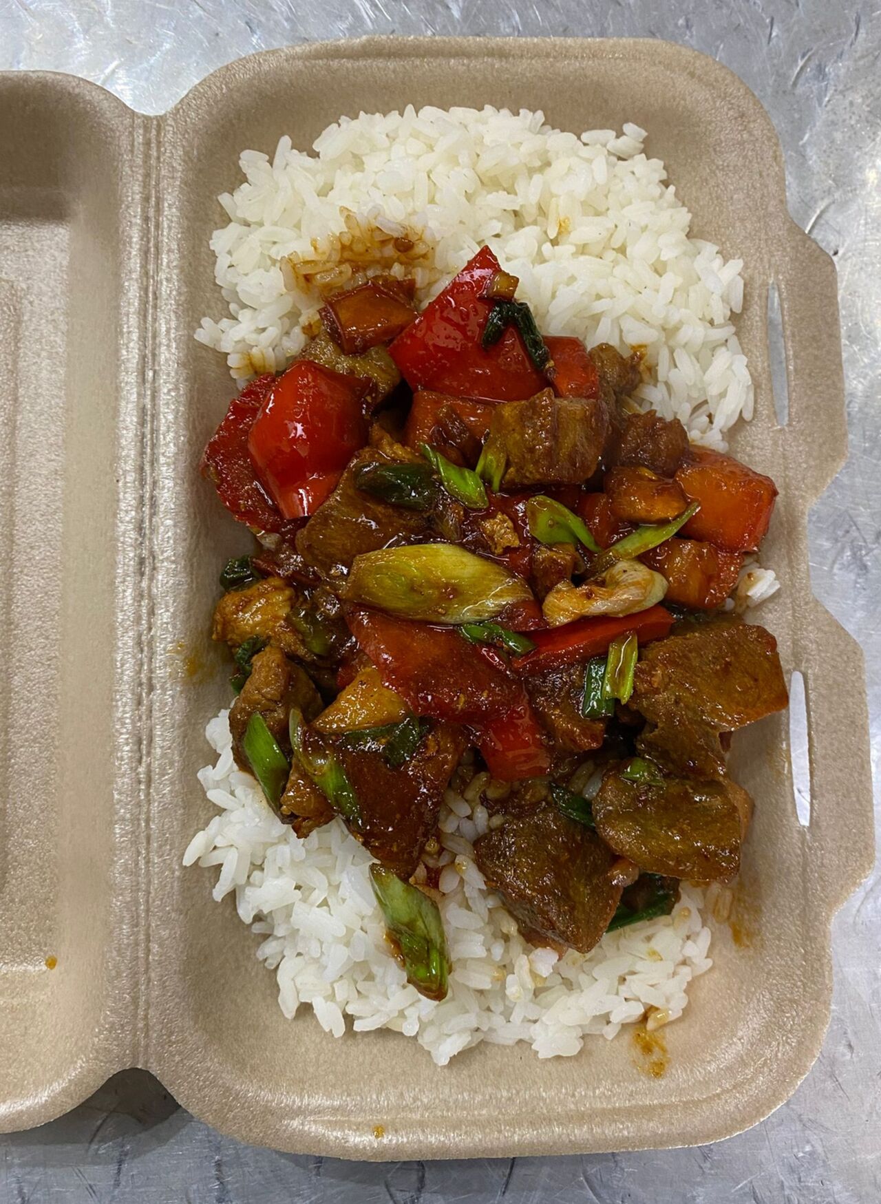 Porc în stil chinezesc cu garnitură de orez alb 