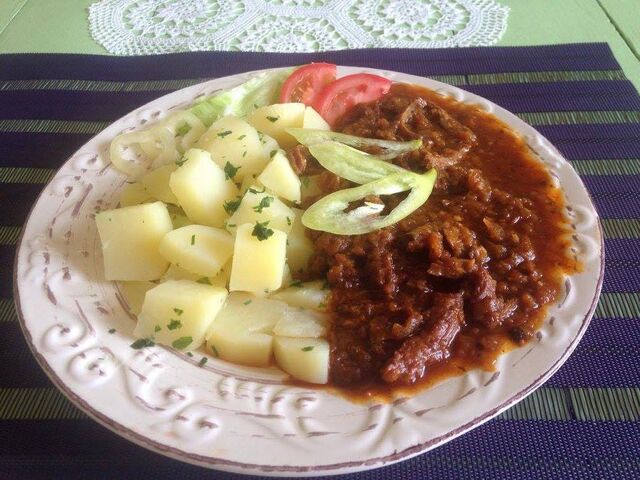 Pacalpörkölt főtt burgonyával