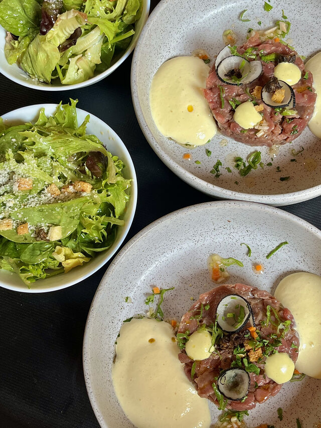 Tartare de boeuf au couteau, échalotes confites, pickles et hollandaise émulsionnée