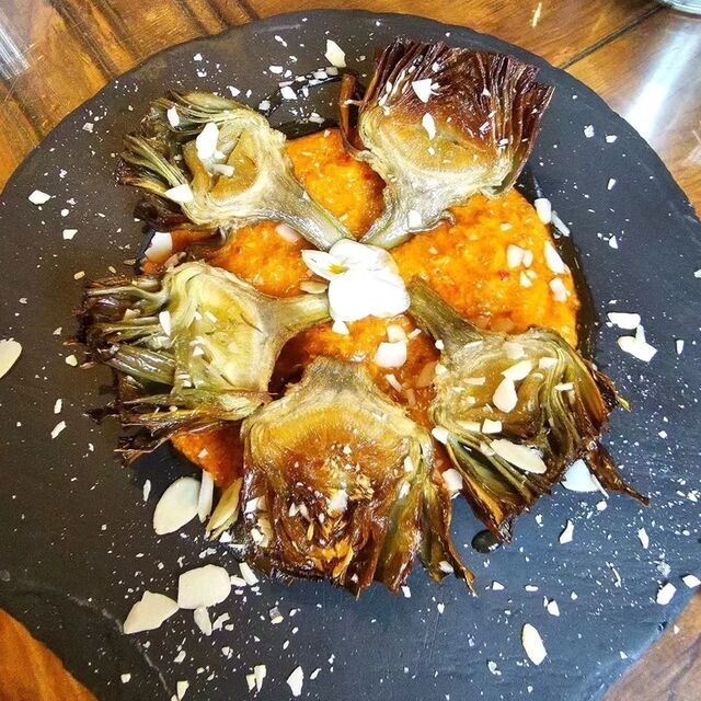 Alcachofas con salsa Romescu