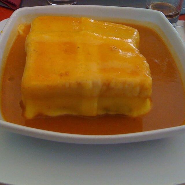 A francesinha , o nosso ex libris segundo receita com mais de 40 anos