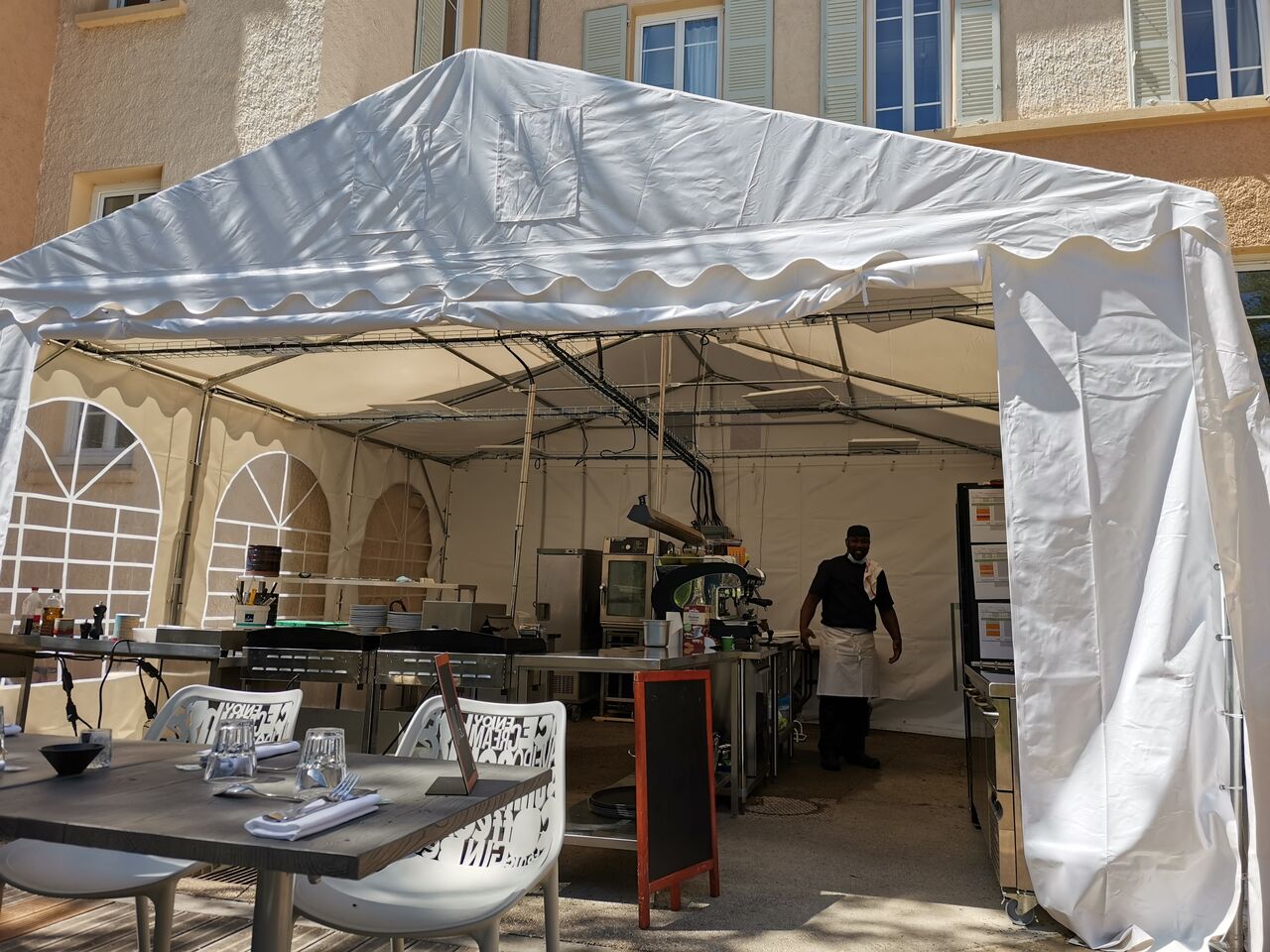 Notre équipe de cuisiniers en action devant vos yeux durant tout l'été