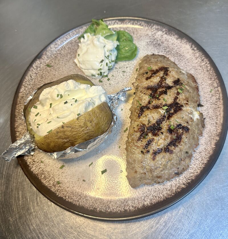 gegrilltes Bifteki mit Beilage nach Wahl 