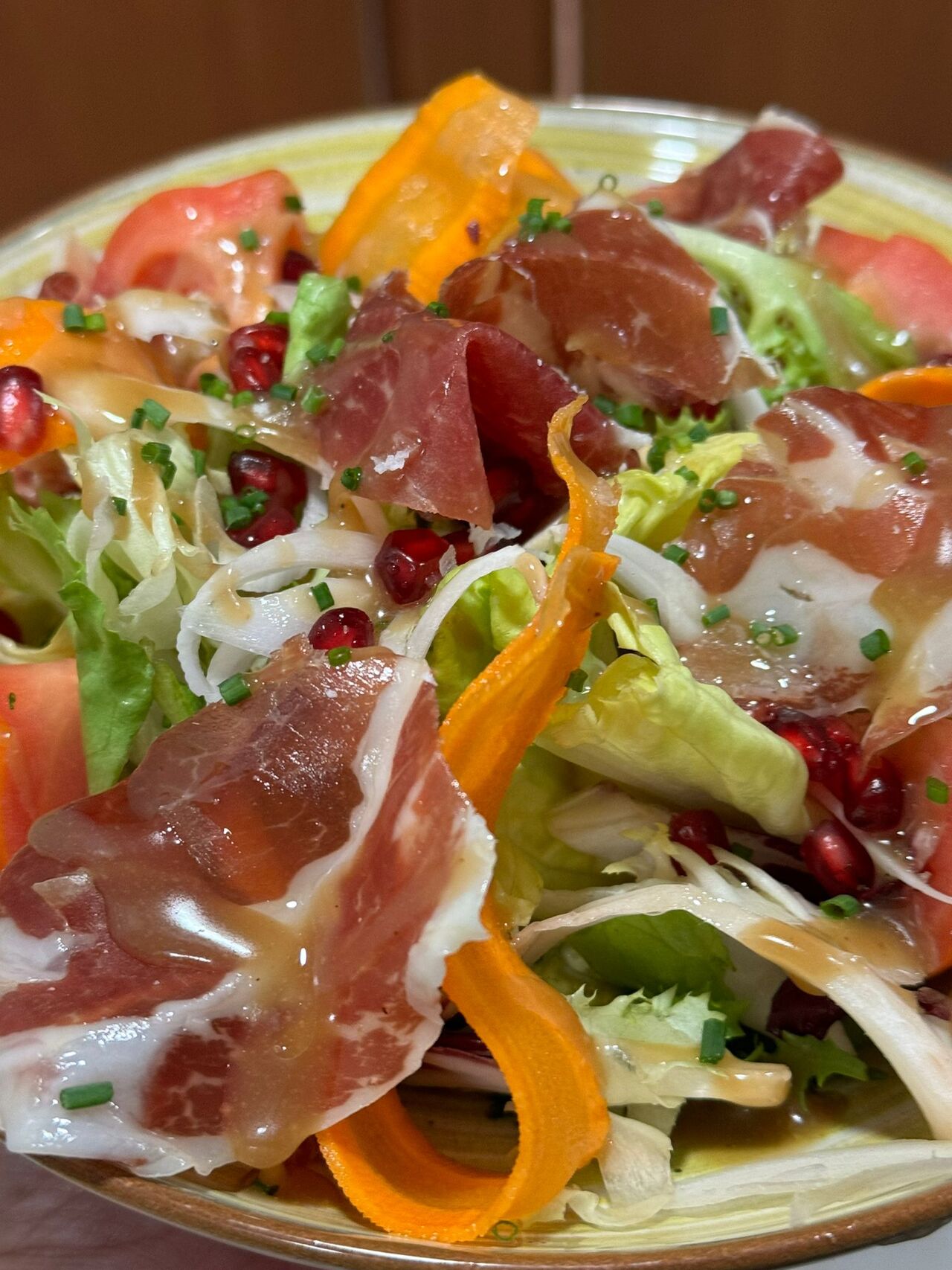 Ensalada de granada con jamon y vinagreta de piñones