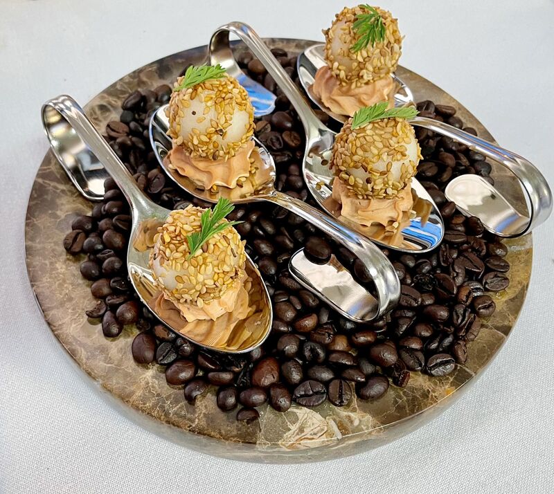 Cuillère: Foie gras maison / Bille de poire / Sésame
